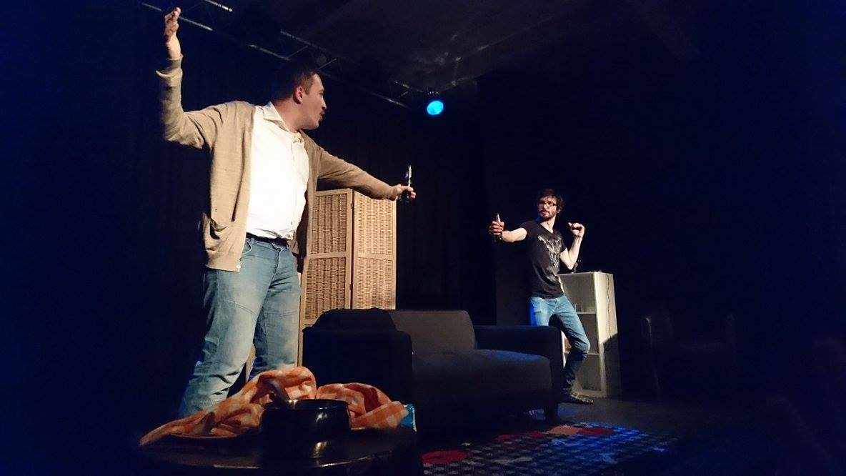 Les deux amis, bière à la main