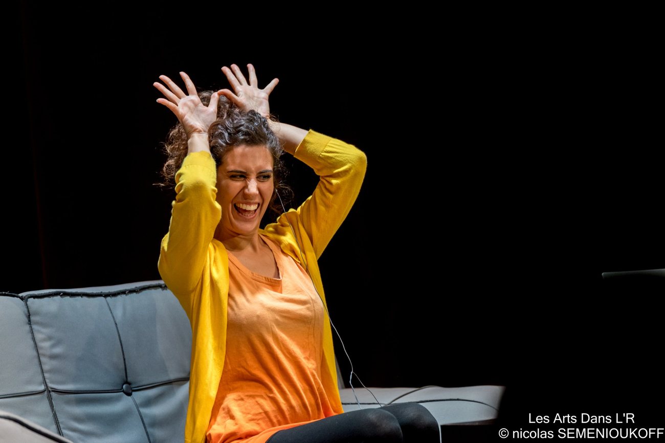 Cléa, les mains sur la tête, éclate de joie