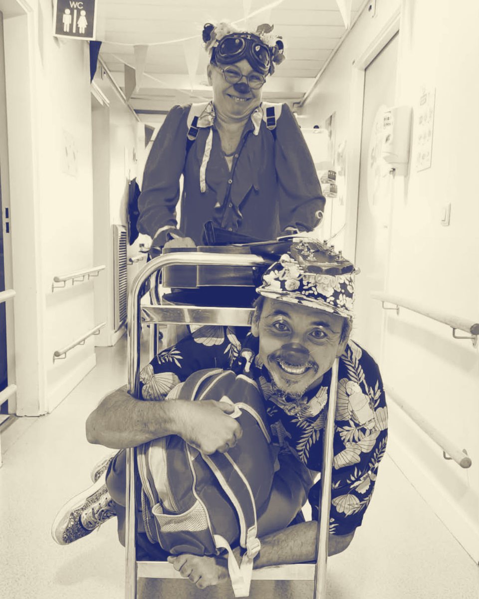Gaël Dubreuil en clown, nez rouge, dans un couloir d'hôpital avec sa partenaire