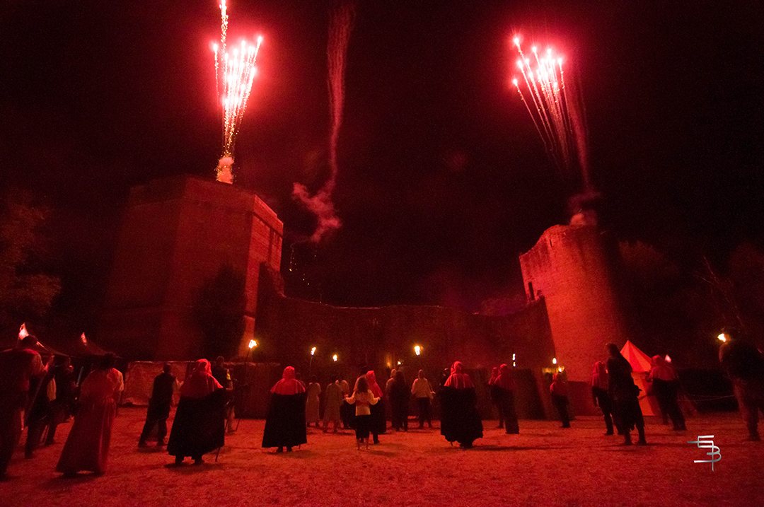 Le château embrasé de rouge sous les fusées