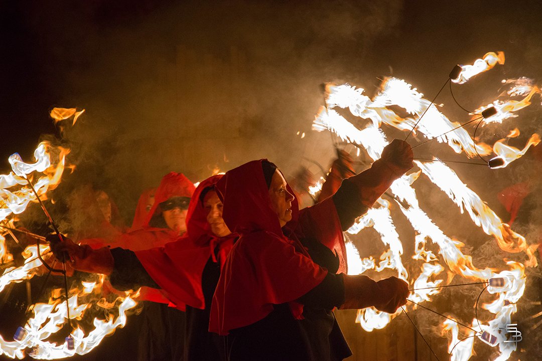 Encapuchonnées de rouge aux éventails de feu
