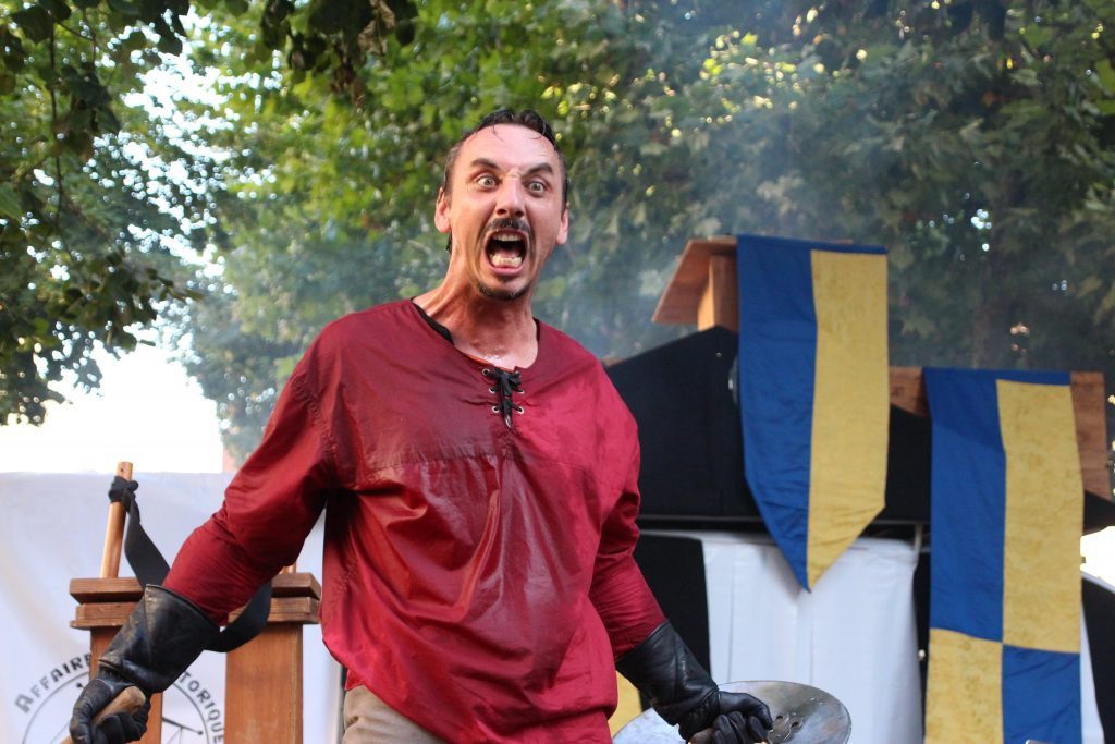 Gaël Dubreuil en chemise rouge, cri de guerre