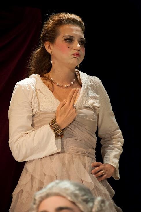 Une précieuse en robe blanche, la main sur le cœur