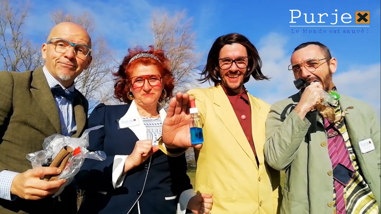 Les quatre vendeurs de Purjex brandissent le flacon miracle