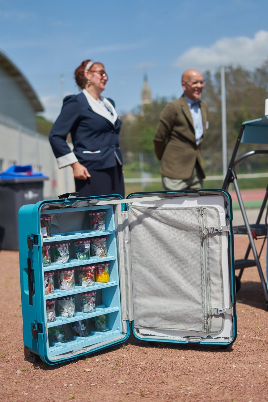 La valise de démonstration et ses bocaux de déchets