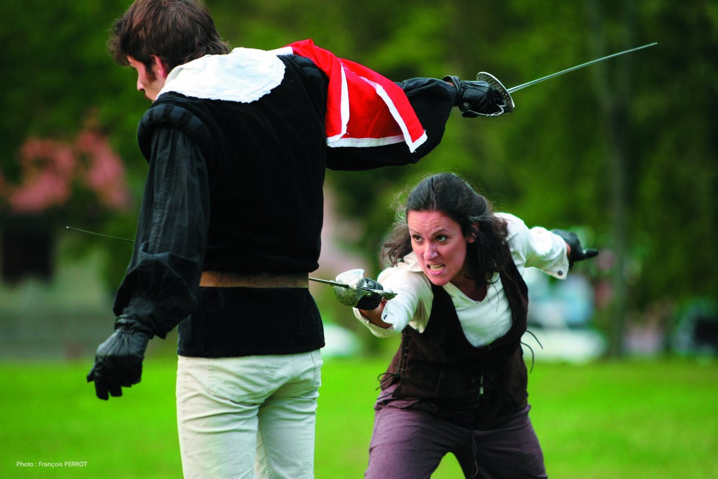 Duel à l'épée en plein air dans Un pour tous, moi d'abord !