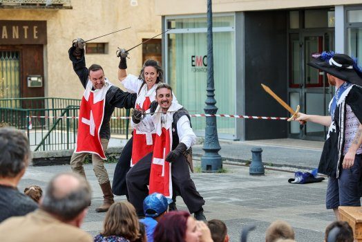 Les mousquetaires face au public dans la rue