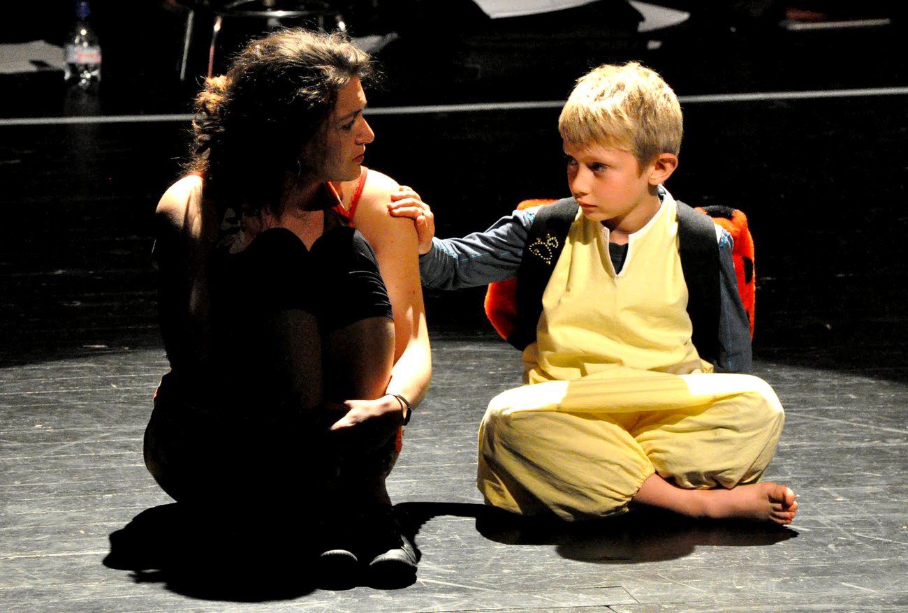 Ninon et le petit Cyril assis sur le plateau